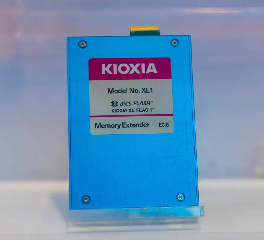 Unidad Kioxia XL1 en formato E3.S con conectores EDSFF