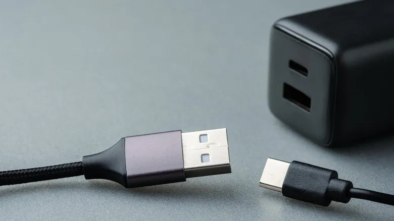 Cargador con puertos USB-A y USB-C junto a dos cables