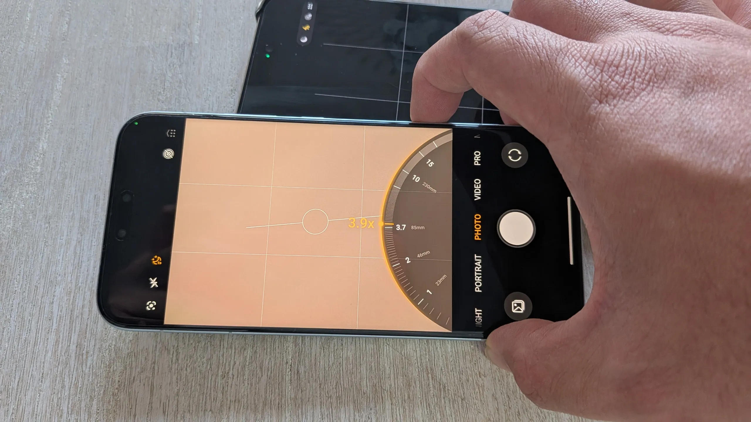 El Honor Magic 8 Pro mostrando el funcionamiento de su botón de IA al hacer zoom