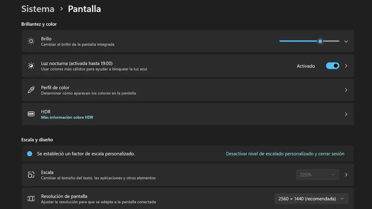 Captura de la sección Sistema > Pantalla de Windows 11 con brillo, luz nocturna, HDR y resolución de 2.560 x 1.440 píxeles