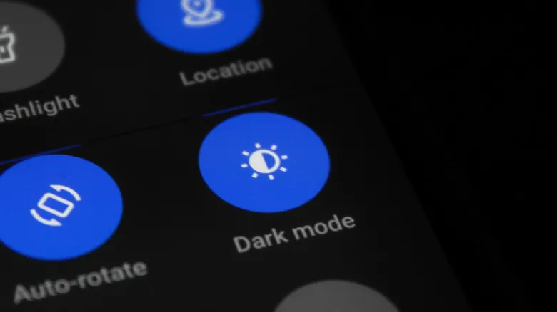 El modo oscuro en la pantalla de un móvil Android