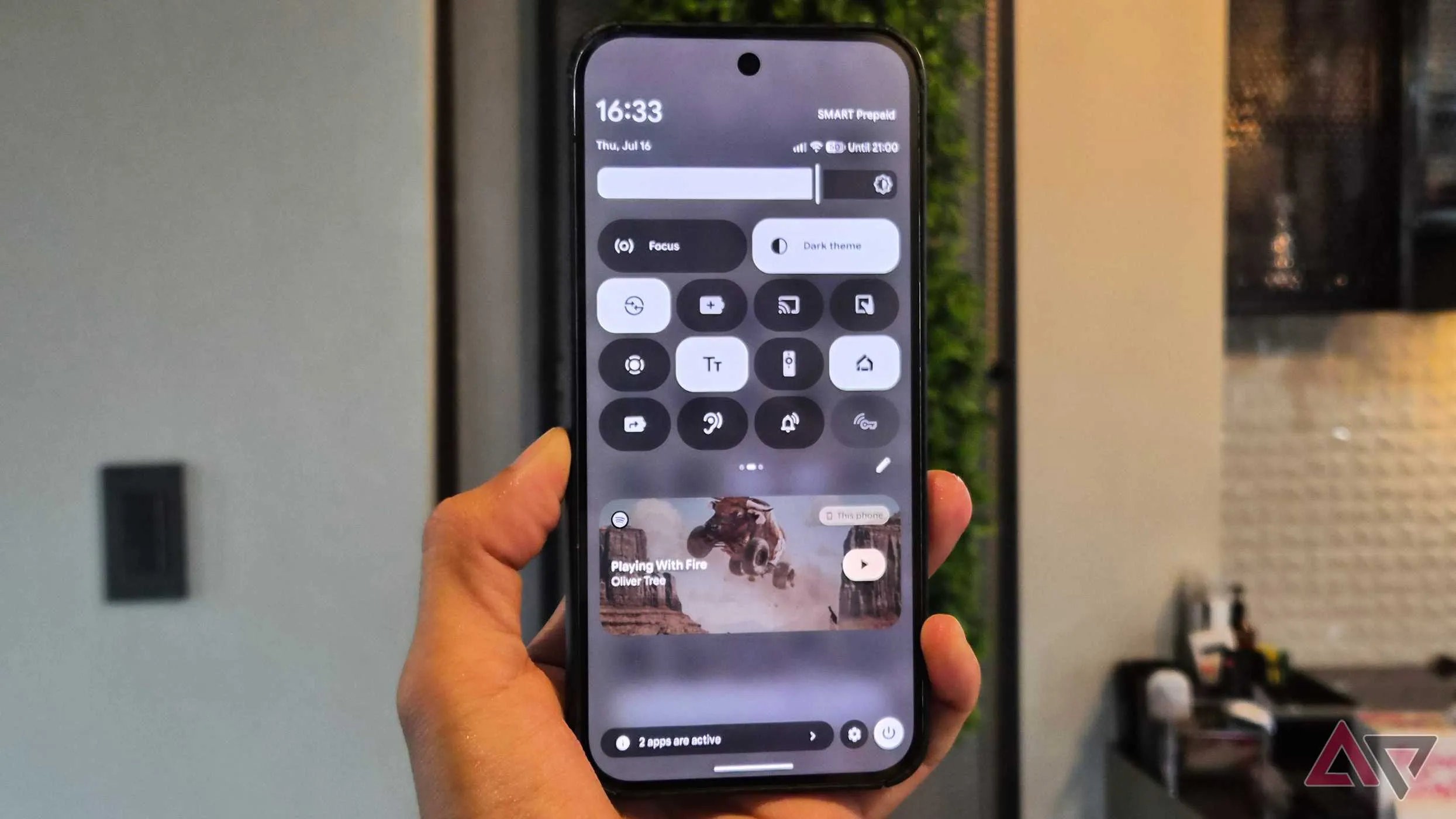 Panel de ajustes rápidos en un Google Pixel 9 Pro XL con el tema claro