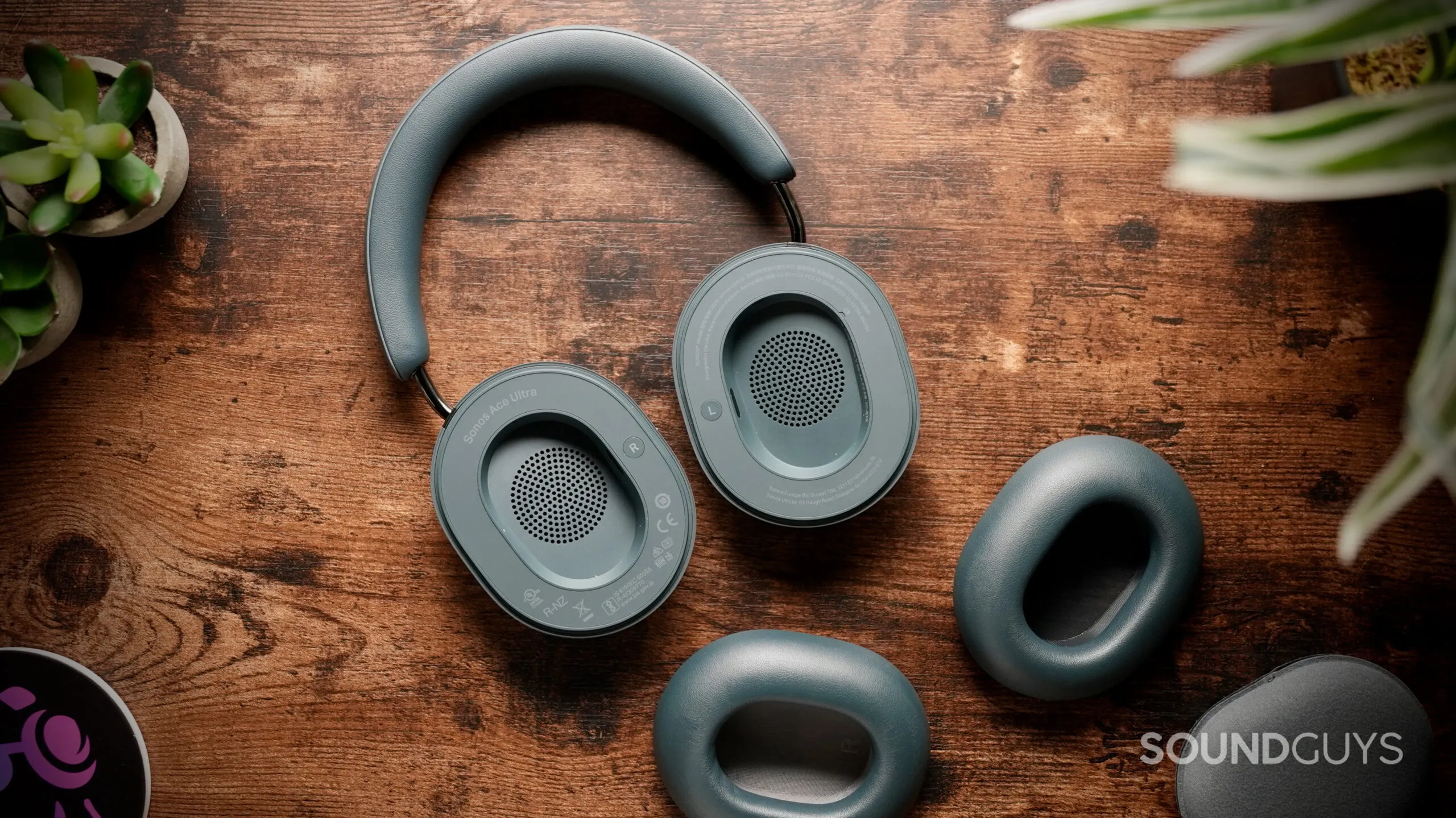 Una de las almohadillas extraíbles del Sonos Ace Ultra desmontada
