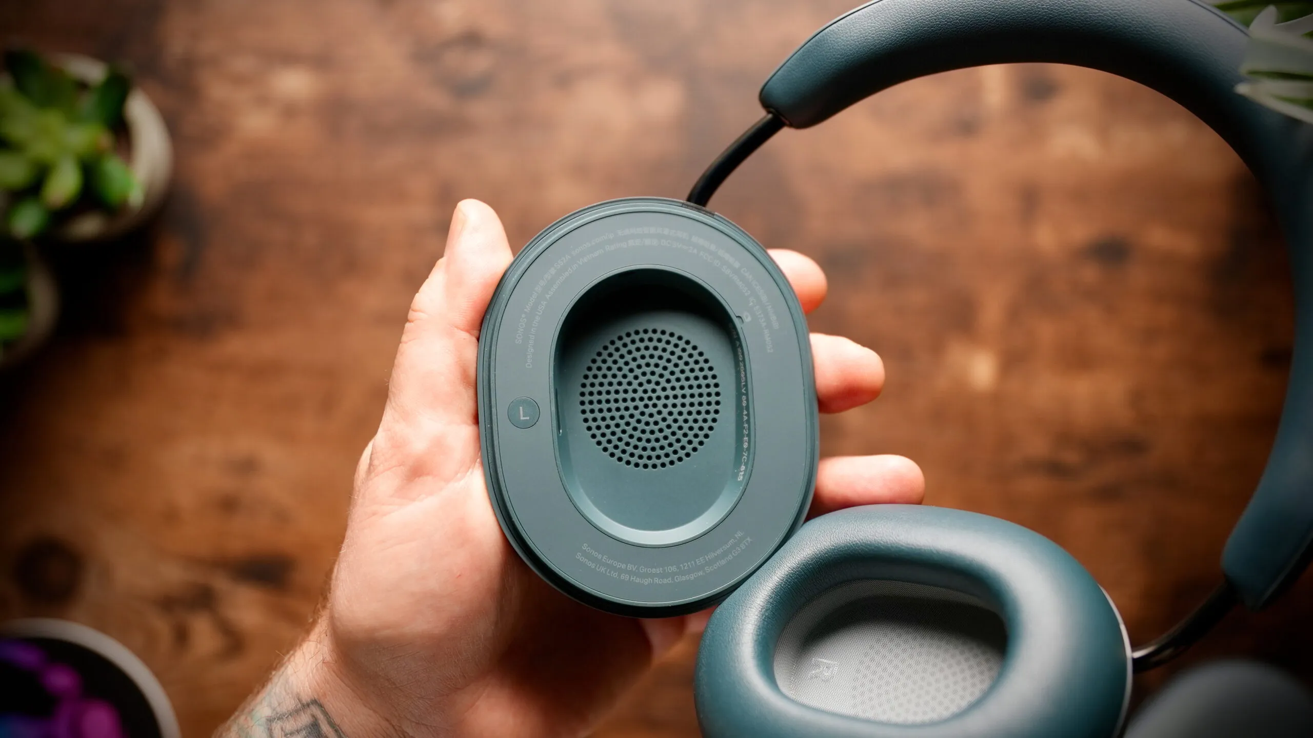 Las dos almohadillas magnéticas del Sonos Ace Ultra separadas de los auriculares