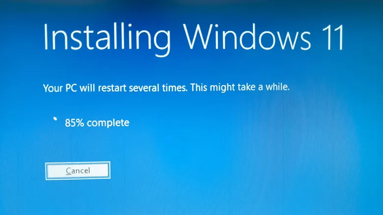 Pantalla de instalación de Windows 11 que advierte de que el PC se reiniciará varias veces