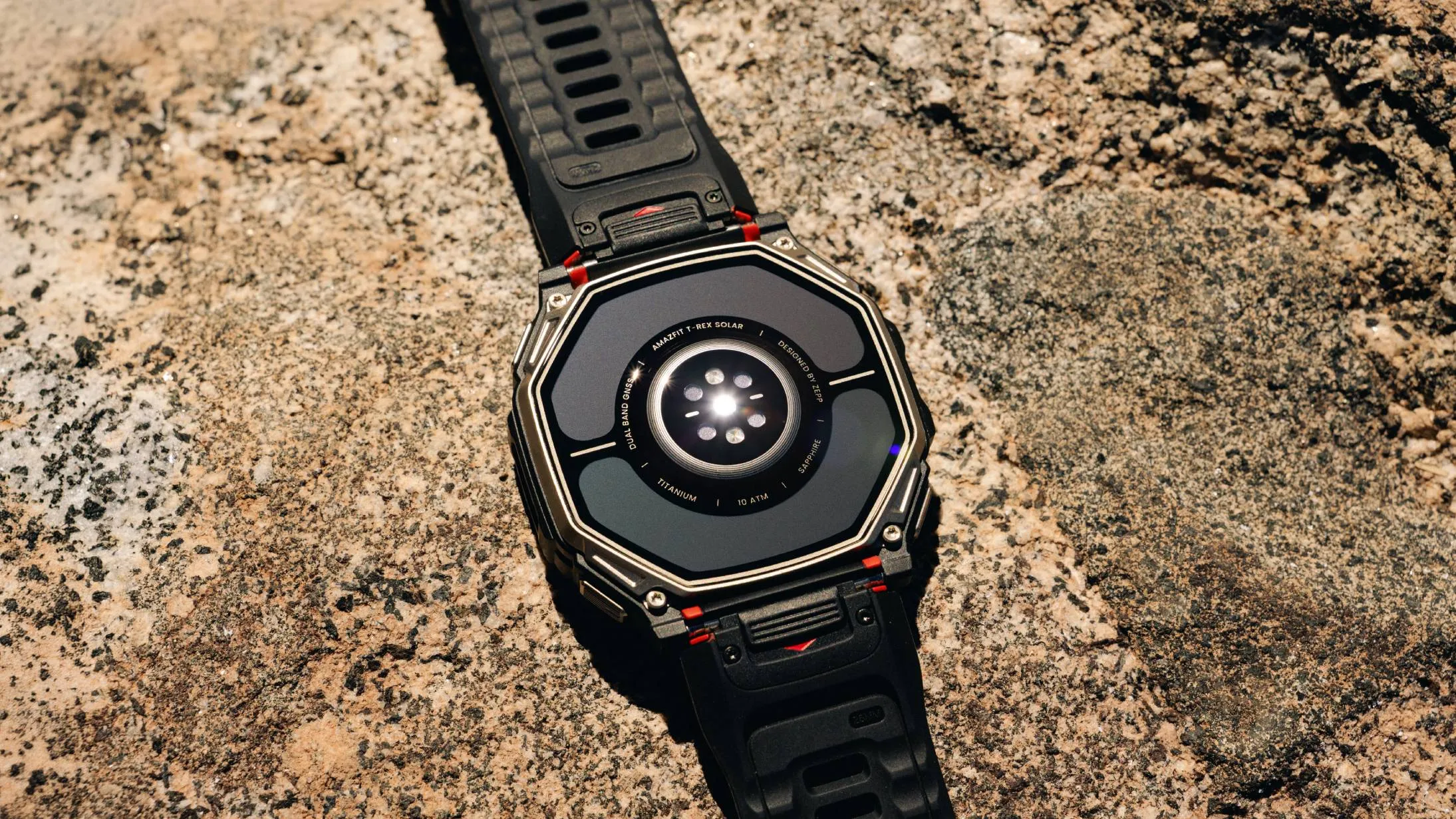 Vista trasera y lateral del Amazfit T-Rex Dual Solar
