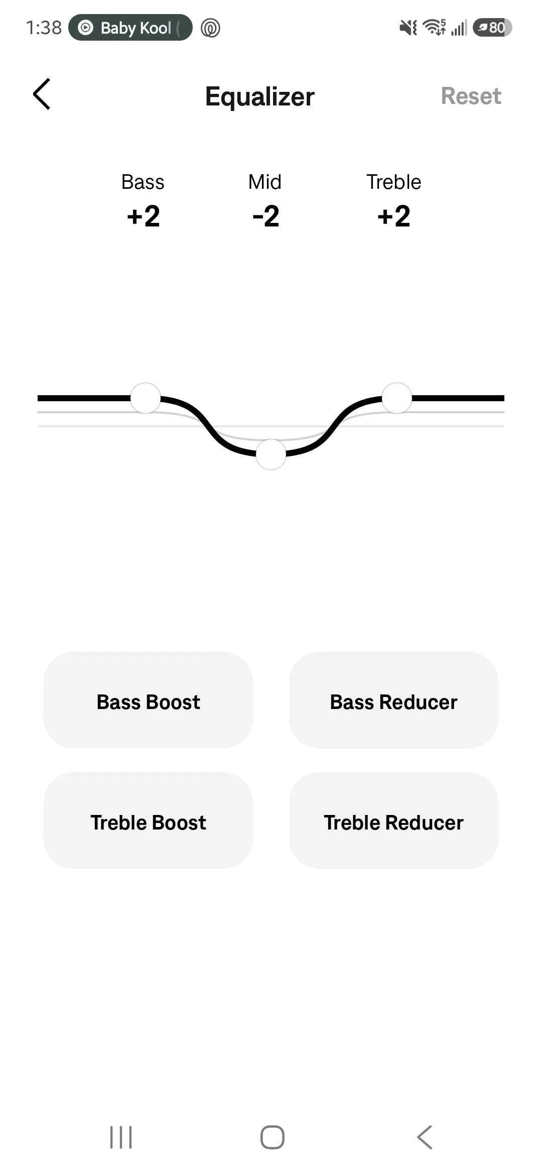 Ecualizador de la app de Bose con los graves y agudos subidos y los medios bajados