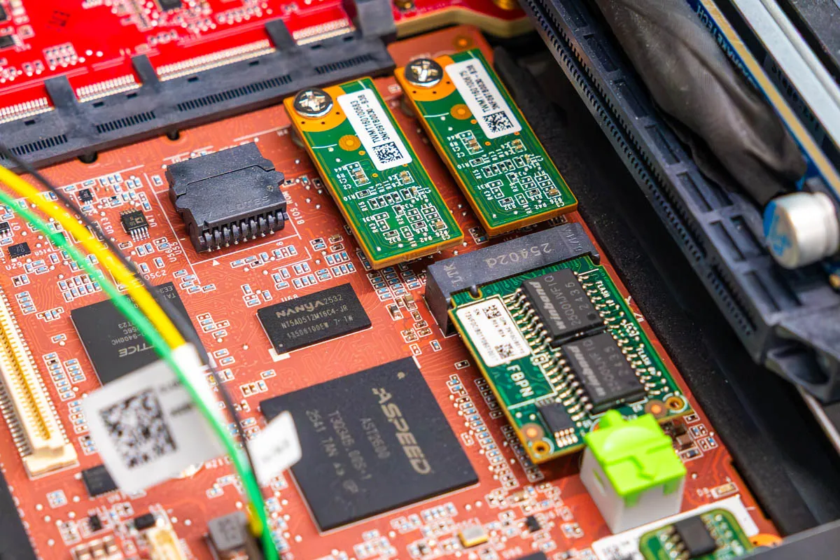 Detalle de una placa base de servidor con CPU AGI