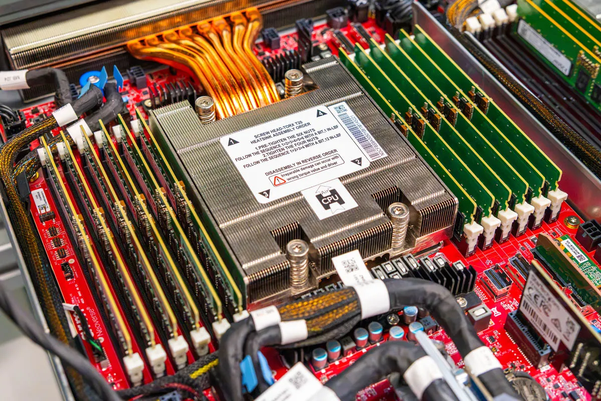 Disipador y canales de memoria DDR5 de la CPU AGI