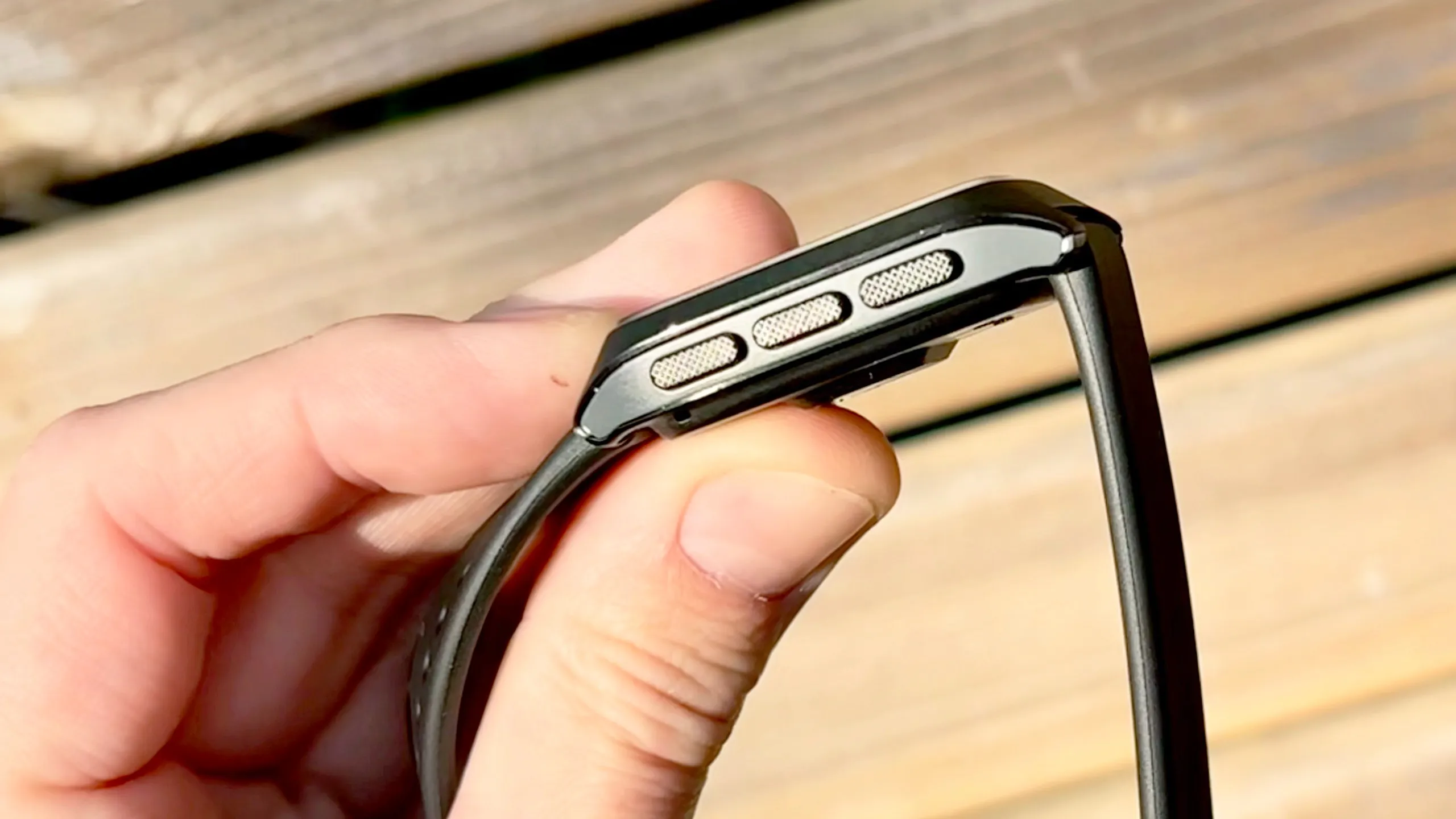 El Pebble Time 2 sobre una superficie, con la pantalla de tinta electrónica en modo siempre activo