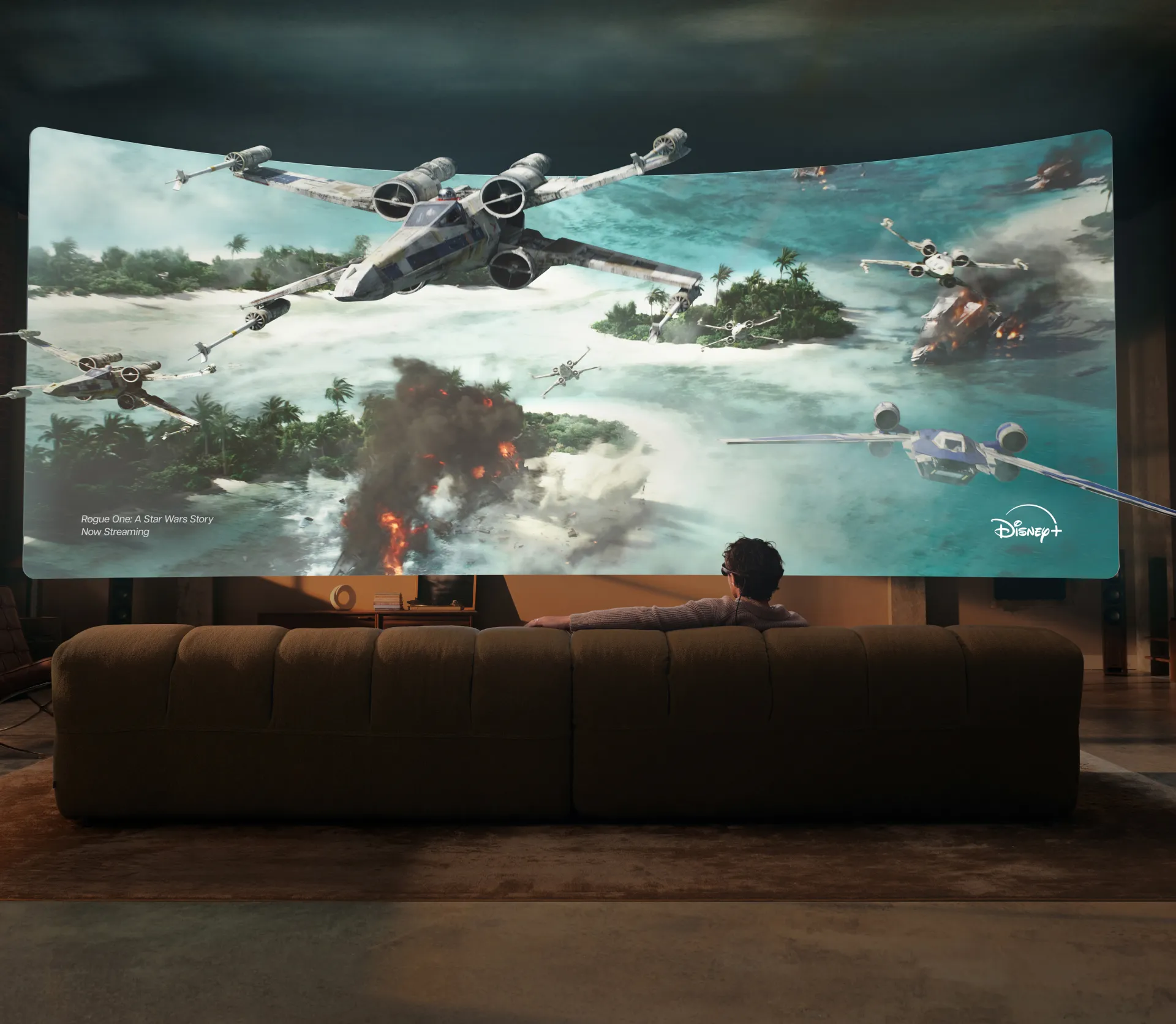 Persona sentada en un sofá viendo una película en una pantalla virtual gigante a través de las Meta VR Glasses