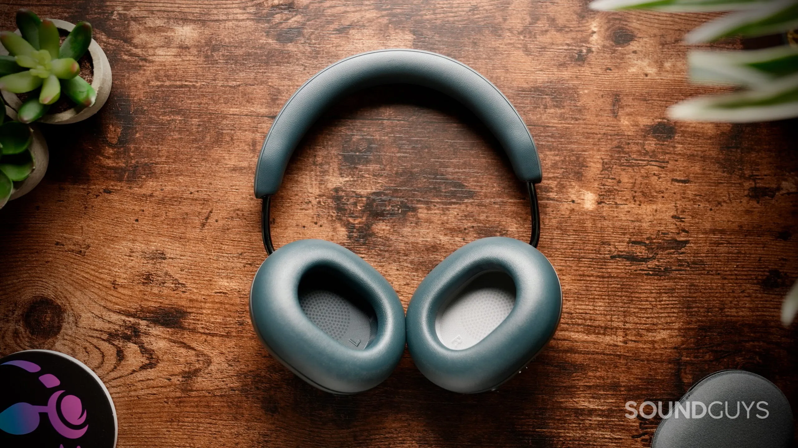 Auriculares Sonos Ace Ultra en acabado Azul Agave sobre una mesa de madera