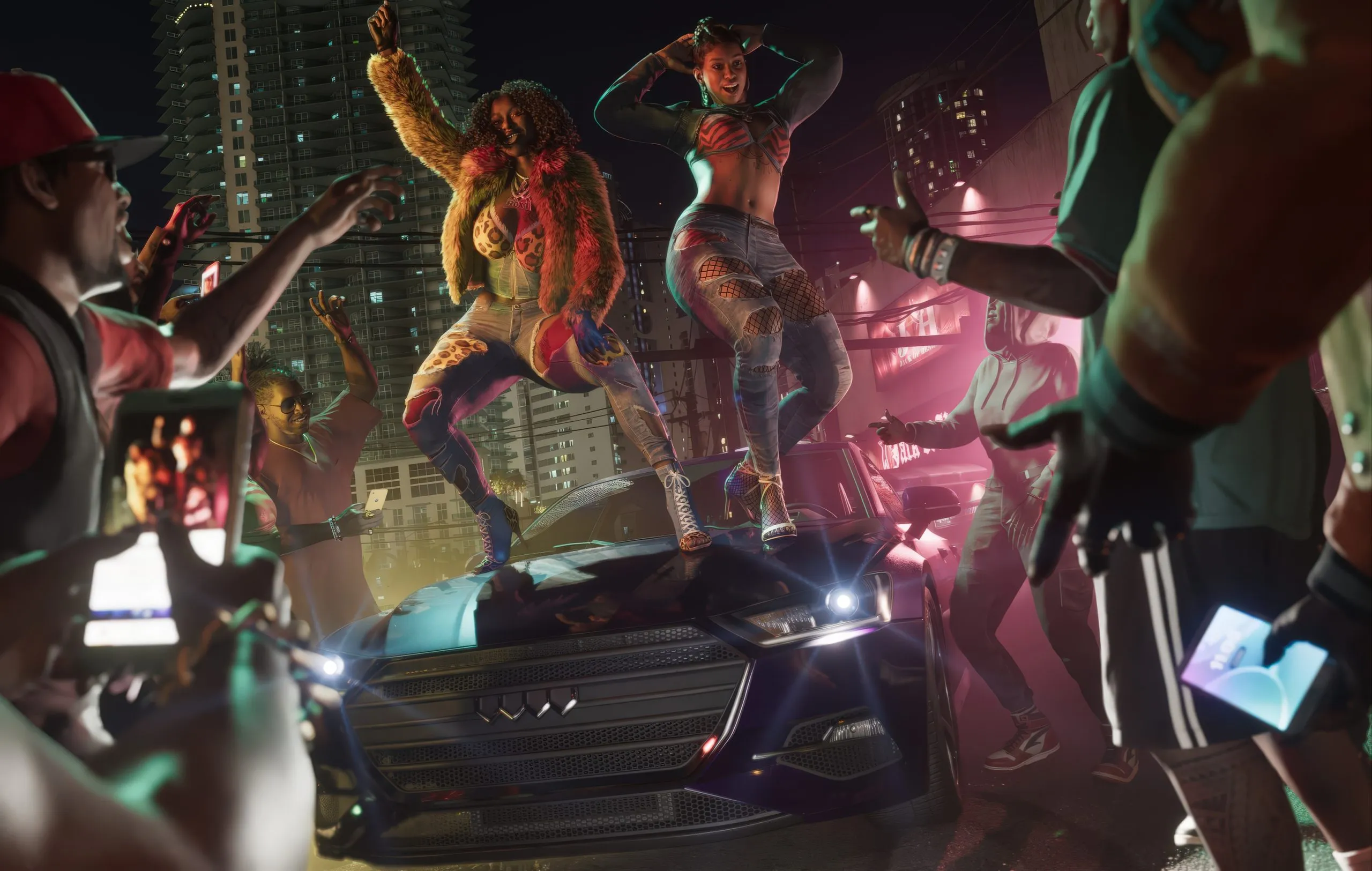 Dos personajes de GTA 6 bailan sobre el capó de un coche en una calle con neones