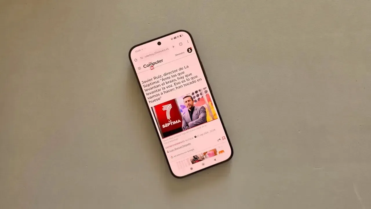 Poco F9 Ultra con la pantalla encendida sobre una superficie gris, en uso