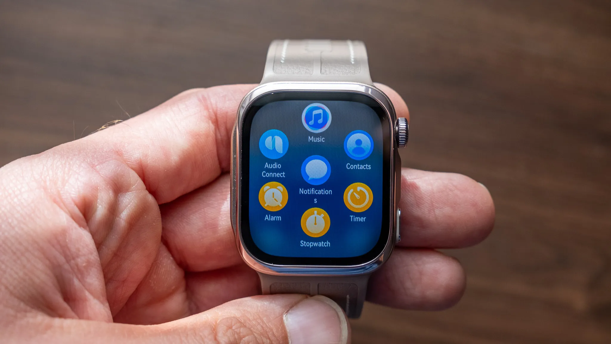 El Huawei Watch D3 sobre una mesa durante las pruebas