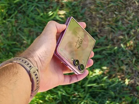 El Galaxy Z Flip8 junto a su cargador