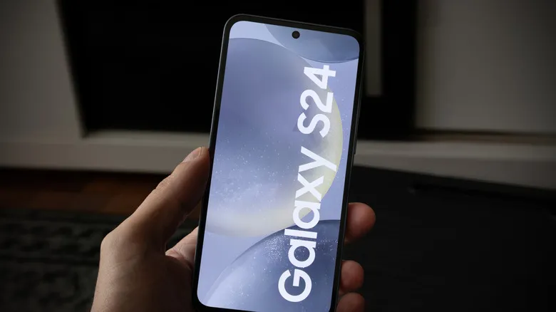 Un Galaxy S24 sostenido en la mano