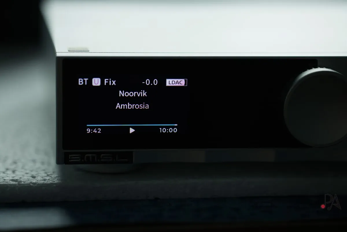 Pantalla del SMSL D200 mostrando información de una canción por Bluetooth
