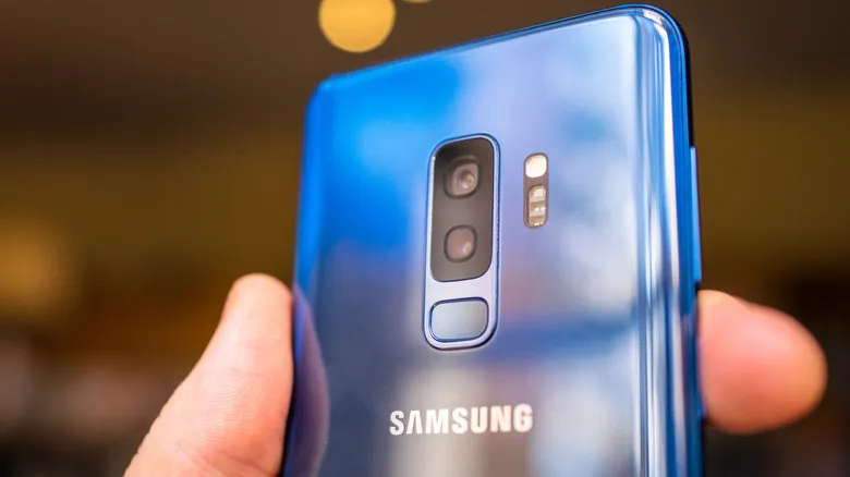 Persona sosteniendo un Samsung Galaxy S9+ en color azul coral