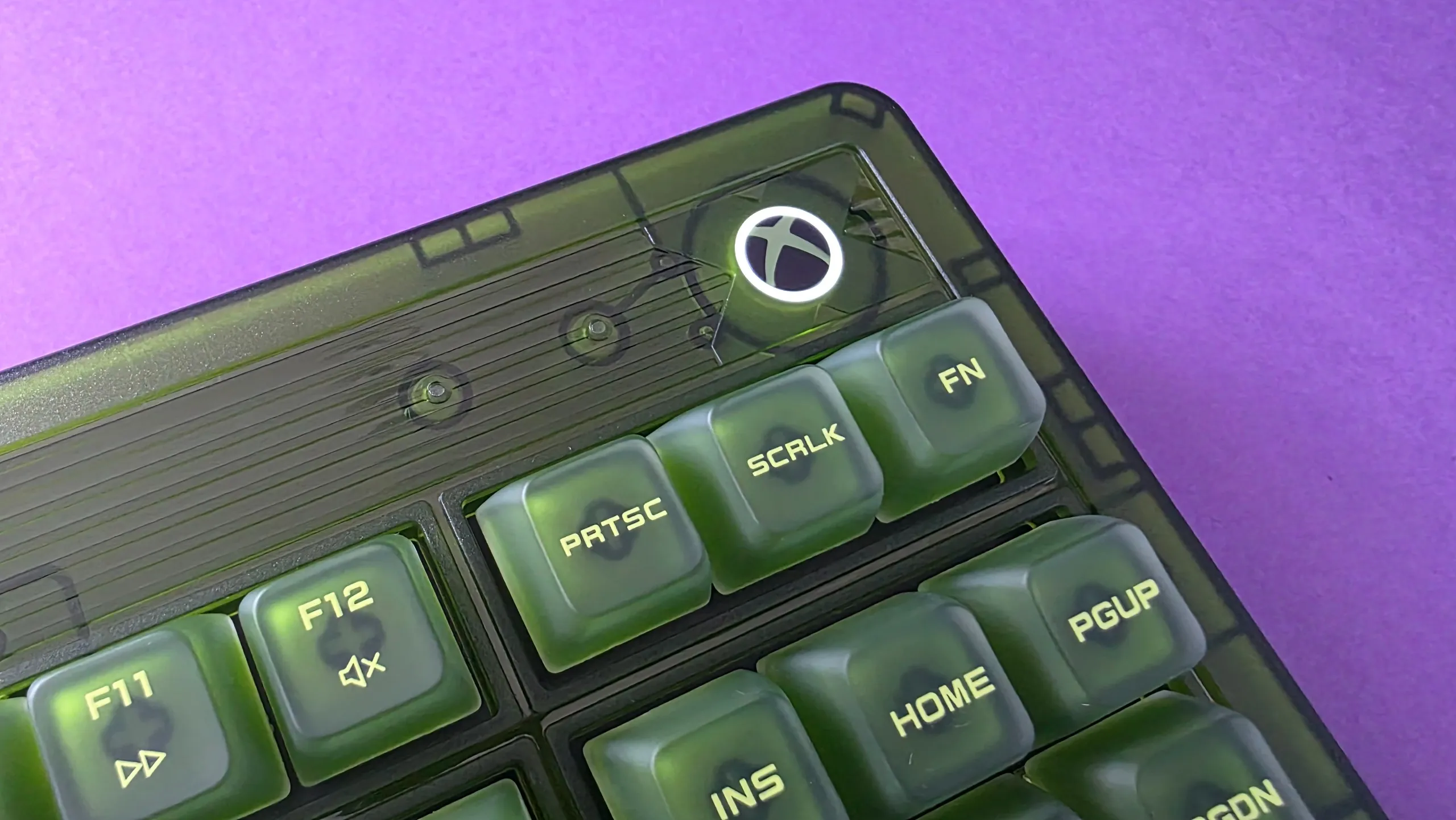 Botón de inicio de Xbox iluminado en el teclado 8BitDo Retro 87