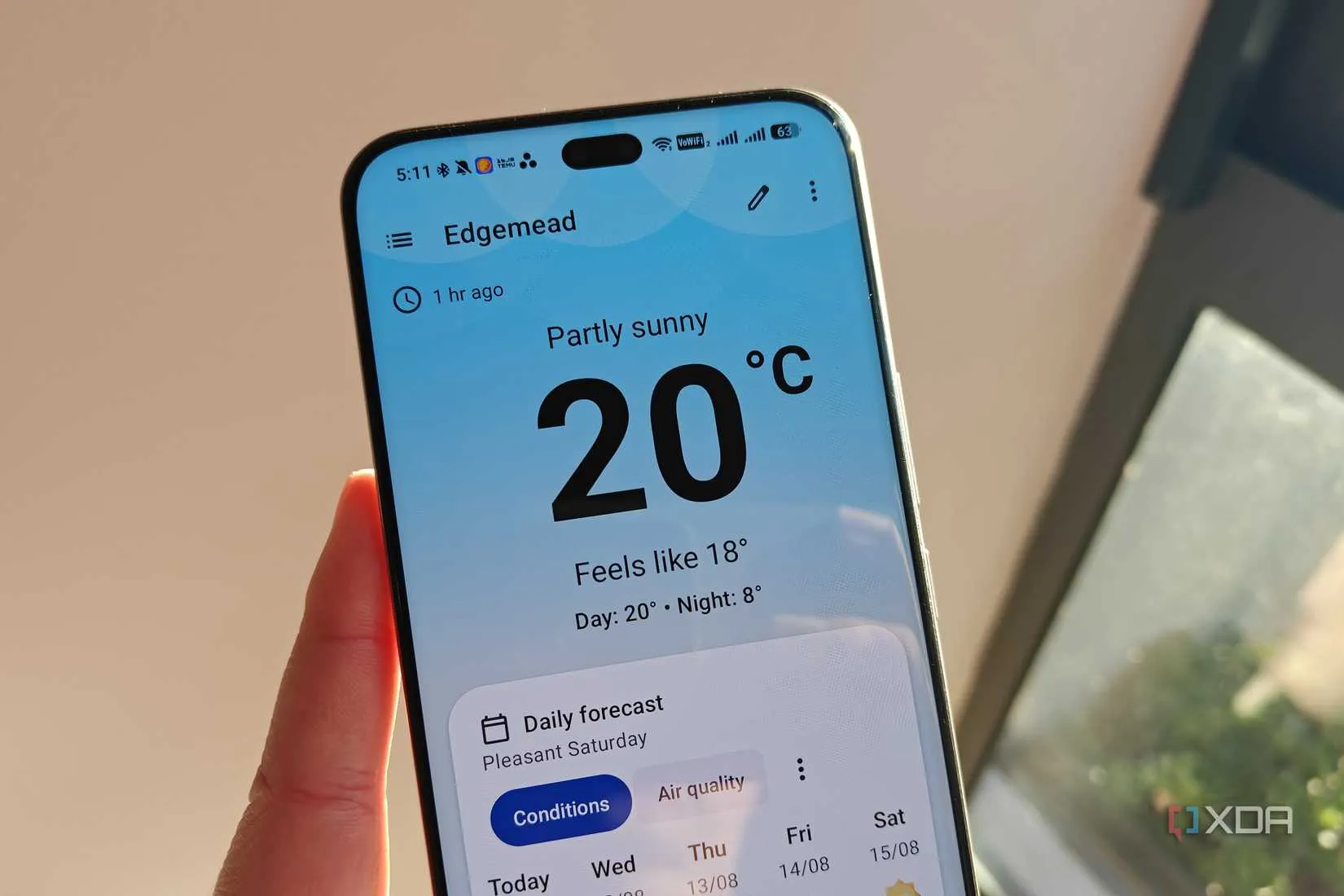 Interfaz de Breezy Weather con un pronóstico soleado