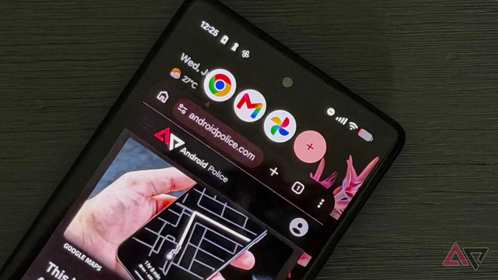 Teléfono Google Pixel 6 sobre una mesa mostrando las burbujas de aplicaciones de Android 17