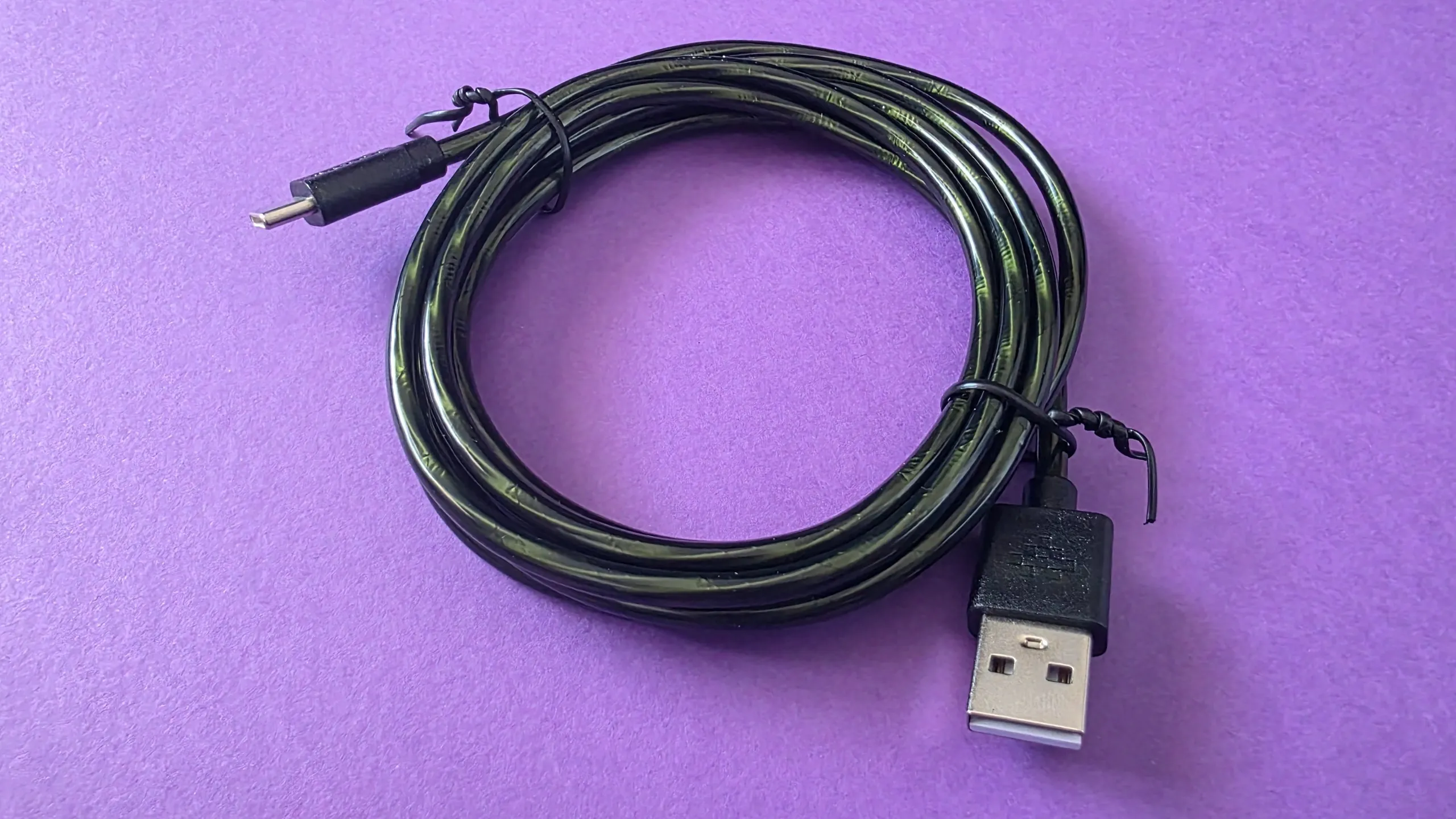Cable USB-C mallado en verde a juego con el teclado 8BitDo Retro 87