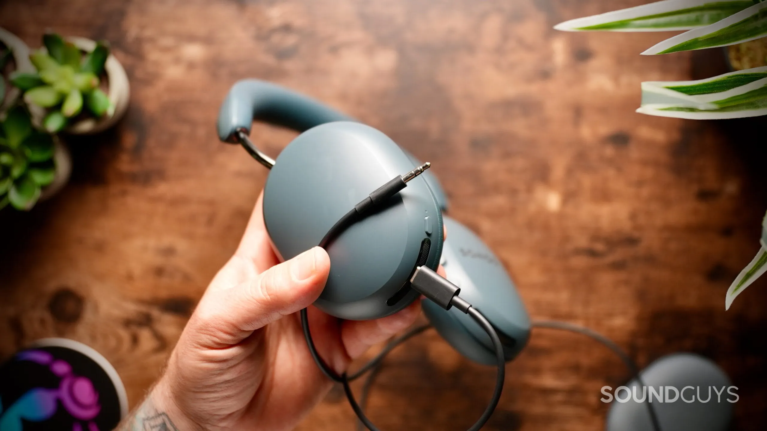 Auriculares Sonos Ace Ultra conectados con el cable USB-C a 3,5 mm incluido