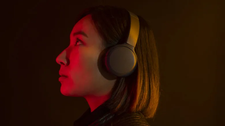 Persona con auriculares de diadema mirando hacia arriba