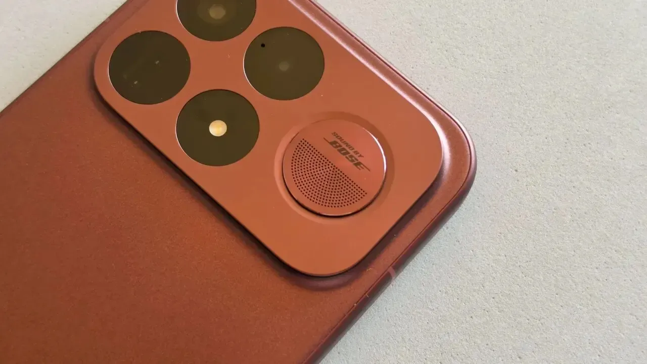 Detalle del bloque de cámaras traseras del Poco F9 Ultra con el altavoz Sound by Bose