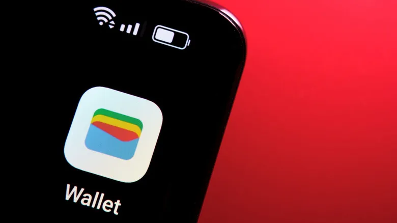 Logotipo de la aplicación Google Wallet en primer plano sobre un teléfono Android