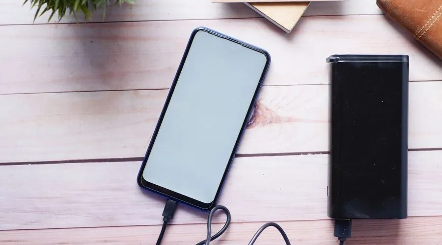 Batería externa Anker Prime conectada a un portátil mediante USB-C