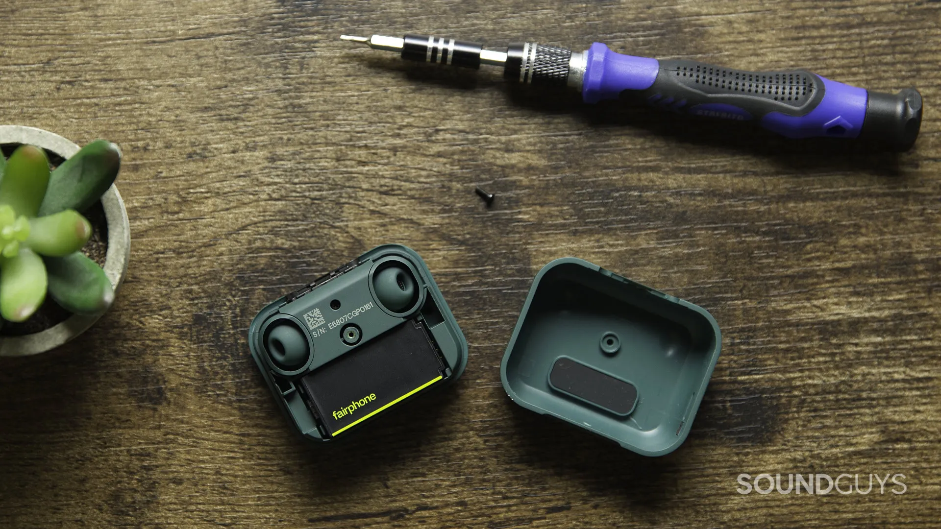 Batería del estuche de los Fairbuds 2 visible tras abrir su carcasa