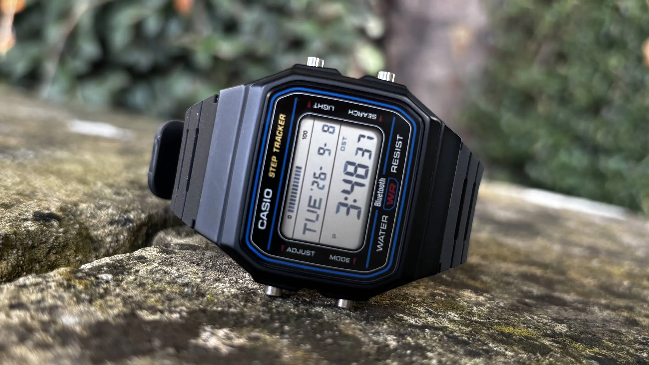 Reloj Casio F-B100W con funciones de seguimiento de pasos