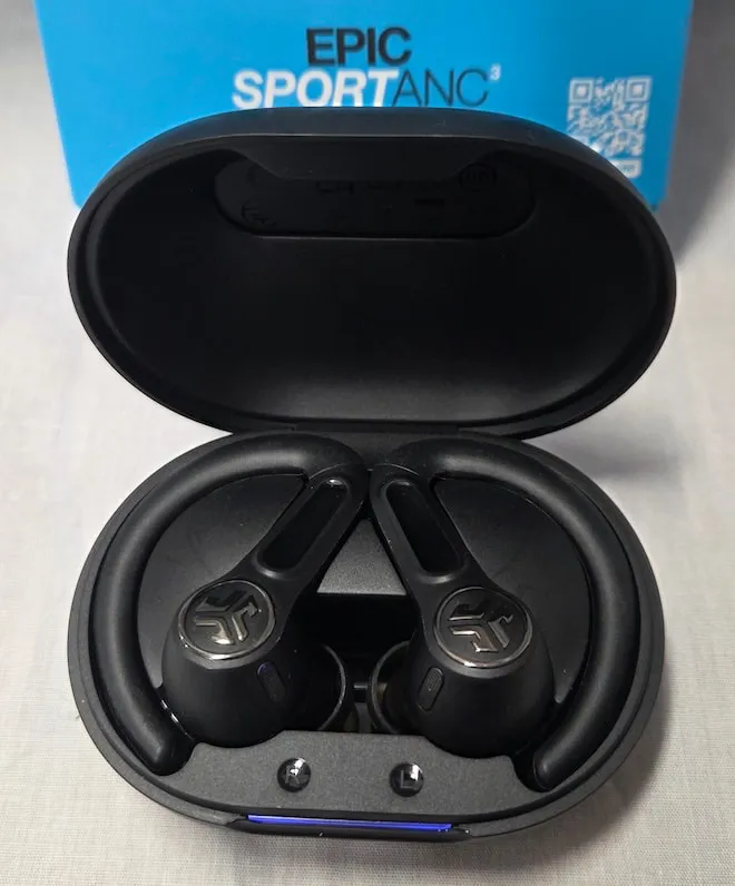 Los auriculares dentro de su funda de carga