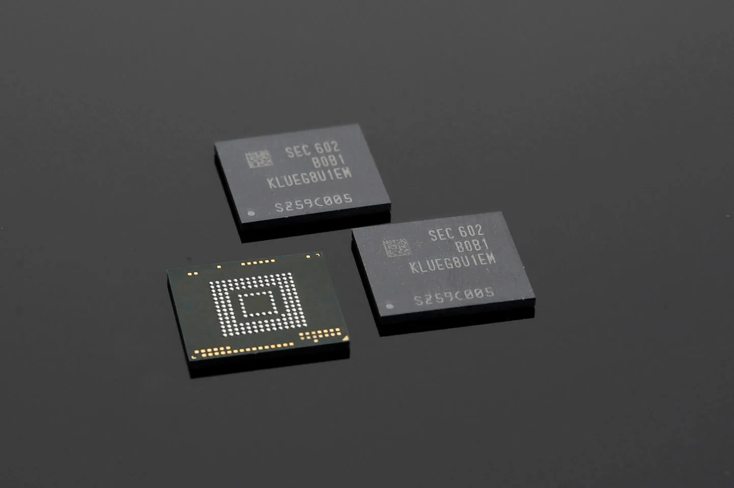 Dos módulos de memoria LPDDR4 y una vista inferior con la matriz de contactos, sobre fondo oscuro