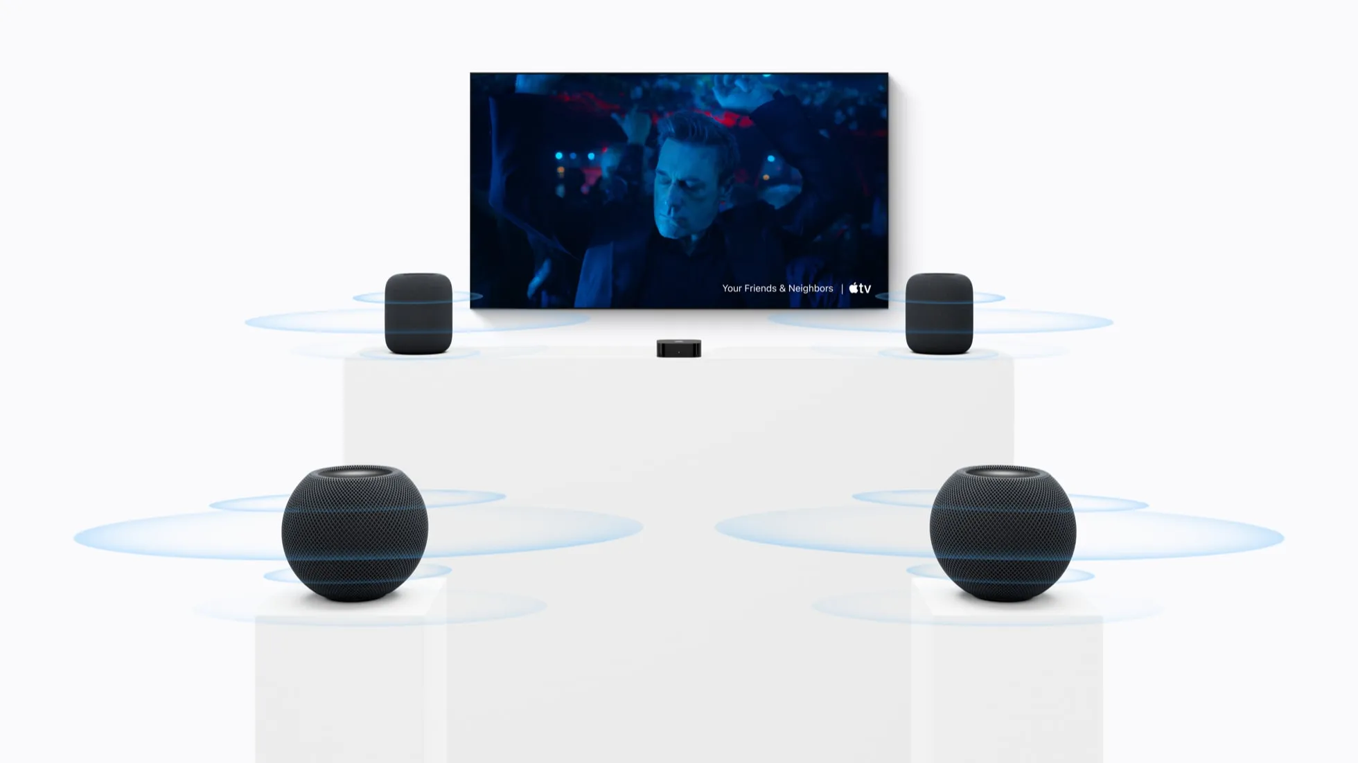 Apple TV 4K junto a una configuración de cine en casa con dos HomePod delante y dos HomePod mini 2 detrás