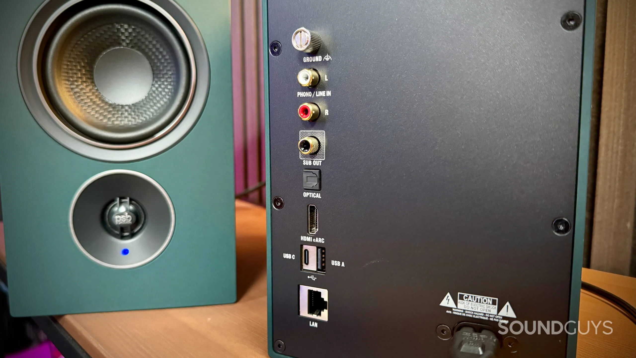 Panel trasero de conexiones del PSB iQ2 con entradas RCA, óptica, HDMI eARC, USB y Ethernet