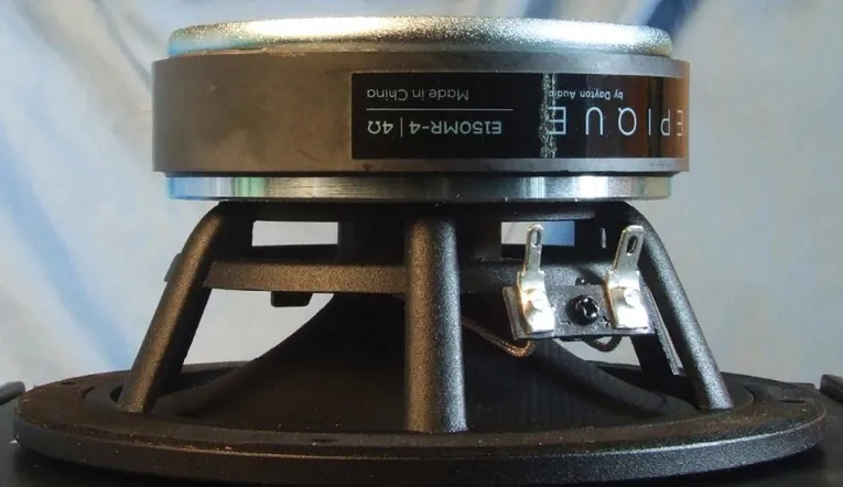 Primer plano del conjunto motor del altavoz de medios Dayton Audio E150MR-4