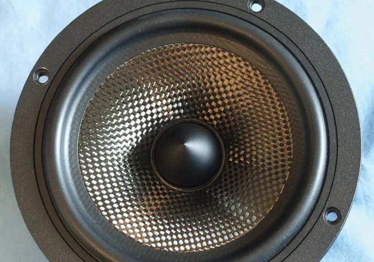 Primer plano del cono de fibra de carbono moldeado del Dayton Audio E150MR-4