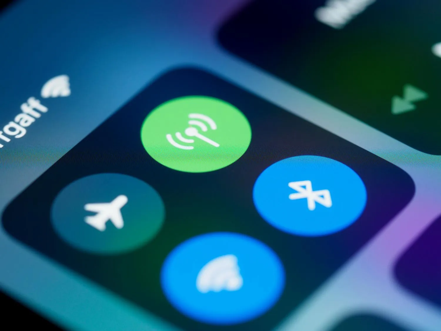 Centro de control de un smartphone con los iconos de conectividad activos