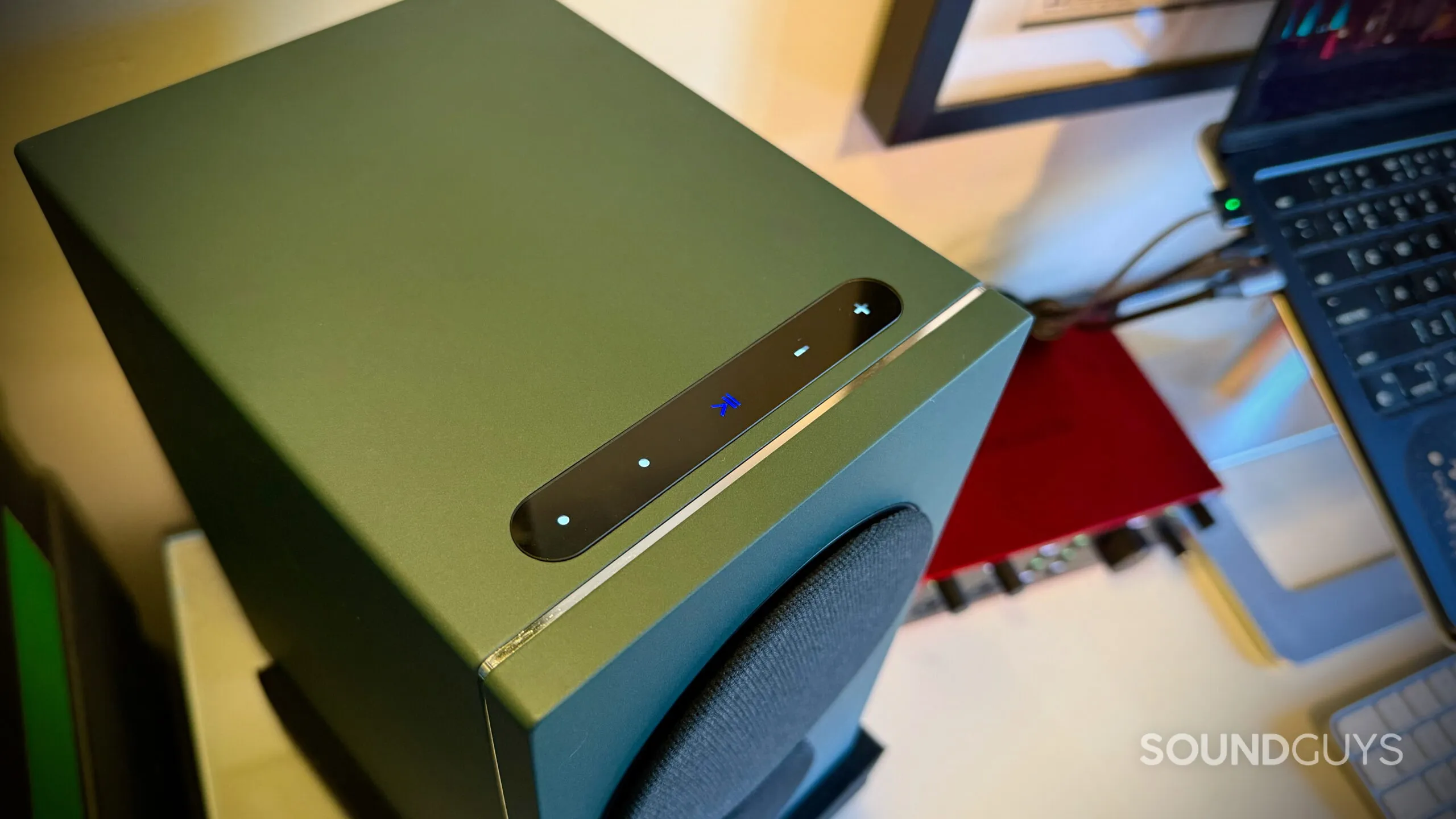 Detalle de los controles táctiles situados en la parte superior de un altavoz PSB iQ2