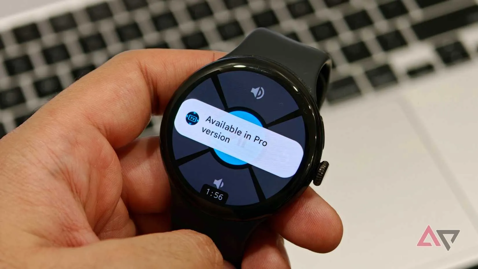 Controles de volumen y aviso de funciones Pro en la app del reloj