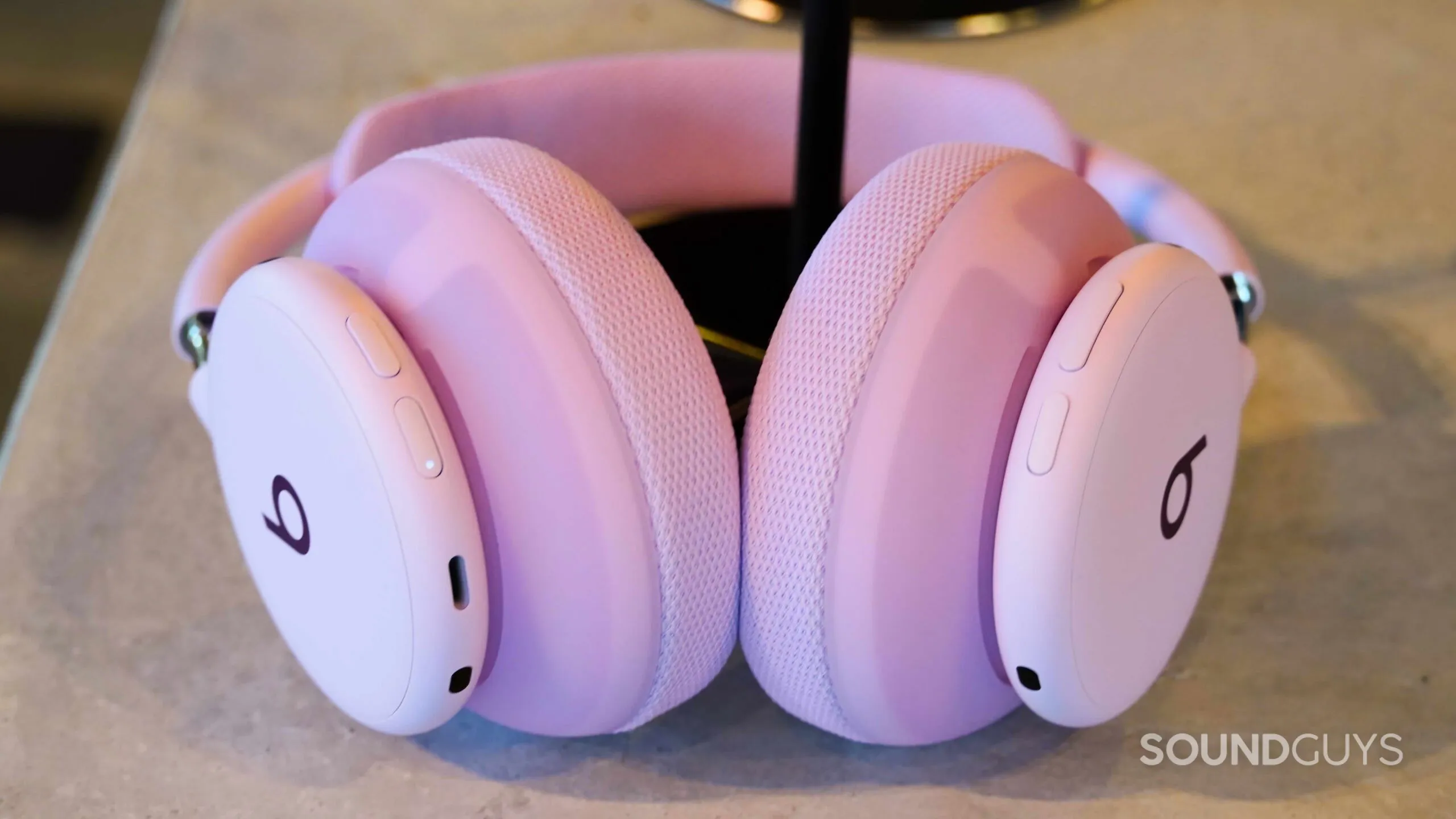 Controles y puertos en uno de los auriculares Beats 360