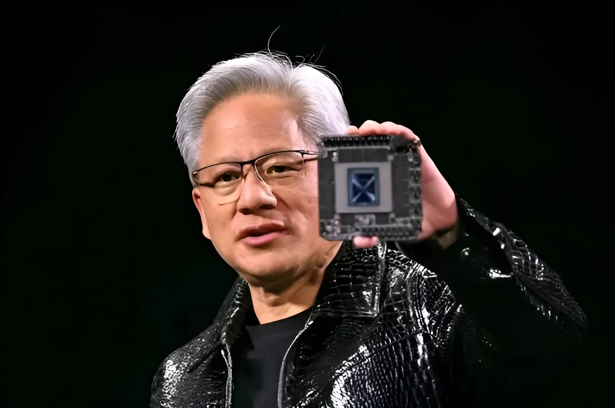 El consejero delegado de NVIDIA, Jensen Huang, sostiene un chip durante una presentación
