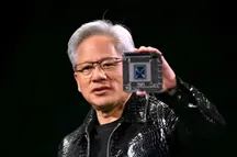 El consejero delegado de NVIDIA, Jensen Huang, sostiene un chip durante una presentación
