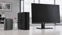 El equipo AXB35 de Honor junto a una botella de agua, un PC de oficina compacto y un monitor, para comparar su tamaño