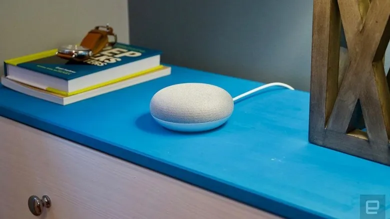Altavoz Google Home Mini sobre una cómoda azul