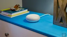 Altavoz Google Home Mini sobre una cómoda azul