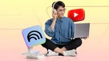 Persona con portátil y auriculares entre los logotipos de YouTube y NotebookLM